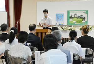 地元の中学生らが戦争のない世界を願いスピーチした「平和の集い」=8月11日、上越市中央1