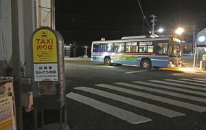 神奈川県三浦市の三崎港近くにあるタクシー乗り場。夜間、流しのタクシーはほとんどおらず、市は一般ドライバーや車両の管理をタクシー会社に委託して実証実験を始める予定だ=3月2日
