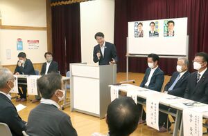 あいさつで、前回市長選のライバルだった飯野晋県議(右から3人目)について触れる中原八一氏=10月1日、新潟市北区