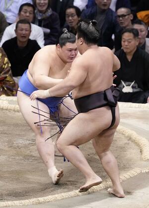 大の里(奥)が押し出しで霧島を下す=福岡国際センター
