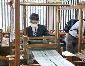 卒業アルバムの帯となる塩沢つむぎを織る生徒=南魚沼市塩沢