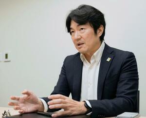 　インタビューに答える清水康之さん