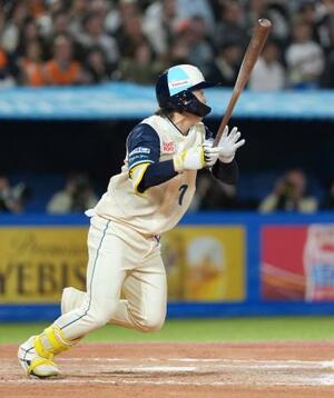 　９回ヤクルト１死三塁、長岡が中前にサヨナラ打を放つ＝神宮