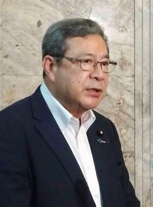 取材に応じる日本維新の会の中司幹事長=15日午後、国会