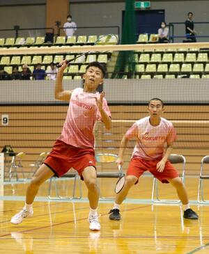 バドミントン男子団体決勝 北越のストレート勝ちに貢献した1年生ペアの矢田紬(左)と椎名洸介=リージョンプラザ上越