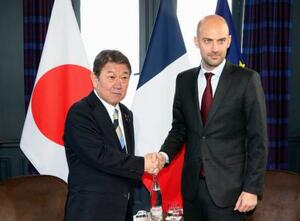 　フランスのバロ外相（右）と握手する茂木外相＝２６日、パリ近郊セルネラビル（共同）