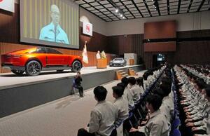 トヨタ自動車の入社式。壇上はあいさつする近健太社長=1日午前、愛知県豊田市