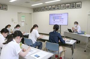佐渡総合病院で、島内の医療や福祉の状況を学ぶ看護学生=佐渡市千種