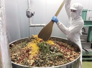 ニューサイエンスジャパンが販売を手掛ける「百日百草」の製造作業=上越市