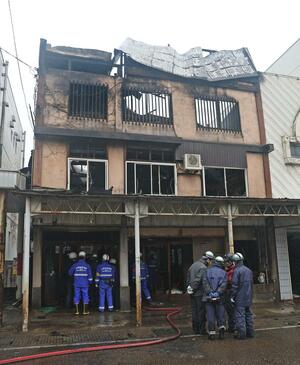 6棟を焼いた火災の現場。警察と消防が実況見分をした=2月21日、上越市本町6