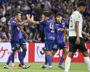 広島―湘南 前半、ゴールを決めタッチを交わす広島・加藤(51)=Eピース
