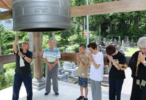 戦没者の遺族らが平和を祈り鳴らした「平和の鐘」=15日、妙高市二俣