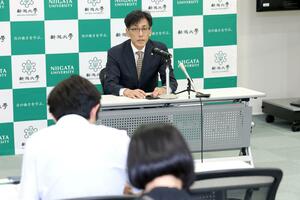 新学長就任への課題と抱負を記者会見で語る染矢俊幸氏＝２５日、新潟市中央区