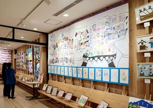 障害のある人による多彩な芸術作品が並ぶ「ぼくらのアール・ブリュット」=9日、上越市西本町3