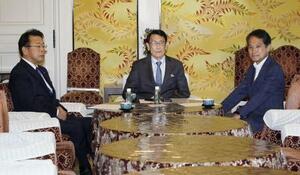 会談に臨む(左から)公明党の西田幹事長、自民党の渡海政治改革本部長、立憲民主党の大串政治改革推進本部長=9月、国会