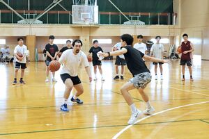 プロ選手から技術や心構えを学んだバスケットボール教室=柏崎市学校町