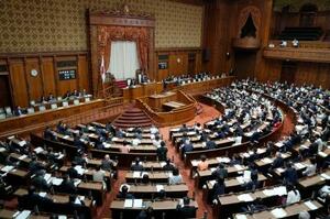 郵政民営化法などの改正法が可決、成立した参院本会議=19日午後