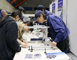 電子機械メーカーなどが自社の製品や技術を紹介した展示商談会=11月20日、長岡市