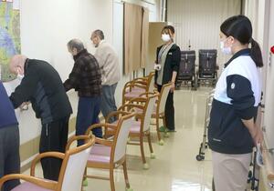 理学療法士からアドバイスを受けながらリハビリに励む施設利用者＝阿賀野市稲荷町