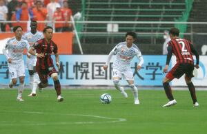 札幌－新潟　前半、ＭＦ三戸舜介が仕掛ける＝札幌厚別公園競技場