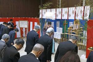 米百俵プレイス東館の建築工事を前に行われた安全祈願祭=3月25日、長岡市大手通2