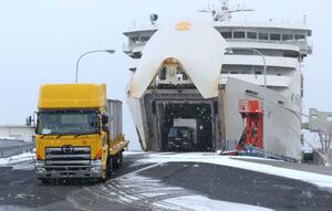 カーフェリー「おけさ丸」から出てくるトラックやコンテナを載せた車両。島で暮らすための生活物資を日々運んでいる＝佐渡市両津湊
