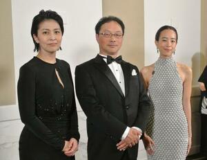 カンヌ国際映画祭で「ナギダイアリー」の公式上映後、報道陣の取材に応じる(左から)松たか子さん、深田晃司監督、石橋静河さん=13日、フランス・カンヌ(共同)