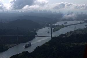 　パナマ運河を航行する船（ゲッティ＝共同）