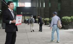 　ホンダの株主総会の会場に向かう人たち＝２６日午前、東京都新宿区