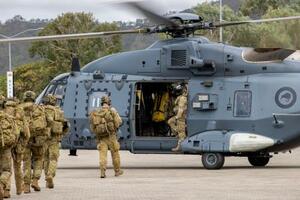 演習開始に先立ち、ニュージーランド軍ヘリに乗り込むオーストラリア軍兵士=9日、オーストラリア北東部(オーストラリア国防省提供・共同)