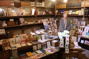 4周年を迎える12月12日に閉店する「蔵と書」=出雲崎町尼瀬