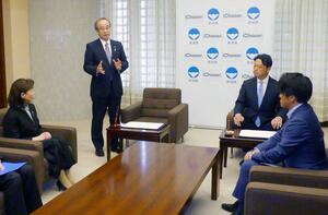 県と専門業者アイチューザーの協定締結式=4月24日、県庁