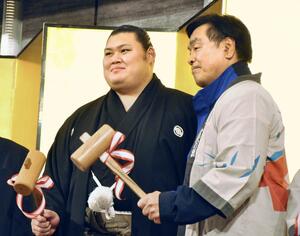 初優勝祝賀会で鏡開きを行う大の里(左)と石川県の馳浩知事=6月2日、金沢市内