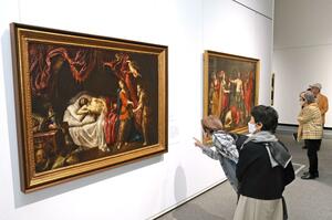 内覧会で作品を楽しむ招待客=新潟市中央区の新潟市美術館