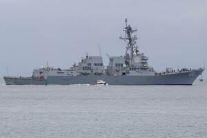 中米パナマの国際埠頭に停泊する米海軍のミサイル駆逐艦サンプソン=2日(ゲッティ=共同)