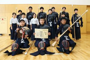 銃剣道の全国大会で団体中学生の部3連覇を果たした元気道場の(前列左から)大桃恭都さん、丸山智輝さん、木村風翔さん=三条市荒町2
