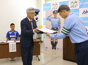 県トラック協会が交通事故防止に向けて県警に夜光反射材を寄贈した贈呈式=9月11日、県警本部