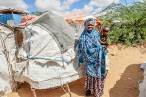 　ソマリア・モガディシオ郊外の避難民キャンプで生活するファドゥモ・ハッサンさんと息子＝１月（中野智明氏撮影・共同）