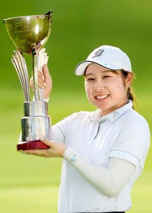 通算12アンダーでツアー初優勝を果たした荒木優奈=ゴルフ5カントリーオークビレッヂ