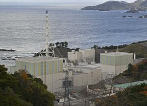 中国電力島根原発2号機(左)。右は1号機=12月7日、松江市