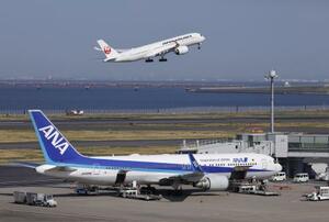 全日本空輸と日本航空の旅客機=12日、羽田空港