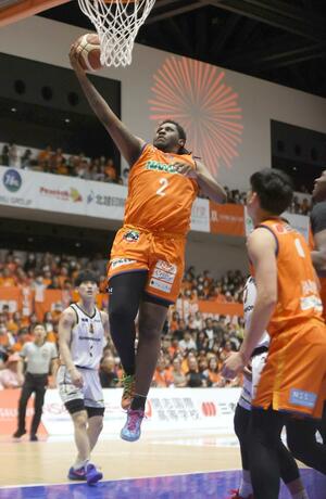 新潟－三重　第２クオーター、マックが決めて３０－２４＝１２日、アオーレ長岡