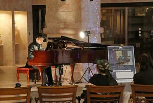 ロイヤル胎内パークホテルのロビーで開かれたピアノのミニコンサート＝胎内市夏井