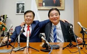 記者会見で新党結成を表明し、河村たかし前衆院議員(右)と肩を組む原口一博前衆院議員=24日午後、国会