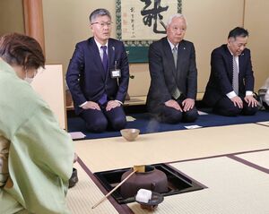 イベントで茶道を体験する品田宏夫刈羽村長(右から2人目)。村長選への対応が注目される。右から3人目は桜井雅浩柏崎市長=4月、柏崎市緑町