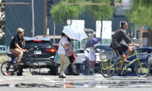 猛暑日となった新潟市中央区。陽炎が揺れ、逃げ水が現れた＝２０２４年８月２３日、新潟市中央区