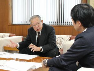 中小企業などへの支援を求める上越商工会議所の髙橋信雄会頭(左)=12月25日、上越市役所