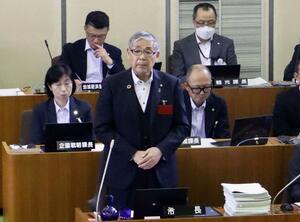 職員の逮捕を受け、市議会で謝罪する高橋邦芳・村上市長=10日、村上市役所