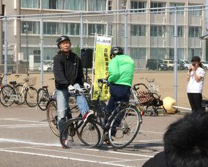 自転車運転中に起こりうる事故を再現し、注意を喚起した交通安全教室=上越市安江の直江津東中
