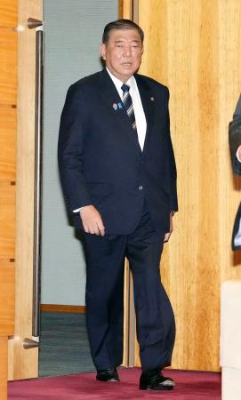 閣議に臨む石破首相=24日午前、首相官邸